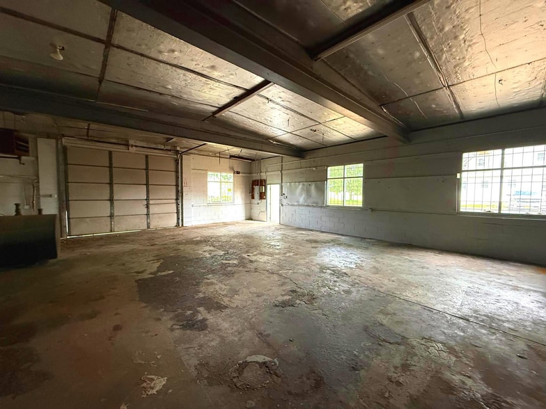 More Photos Of 407 S West Blvd, Landisville Warehouse For Lease