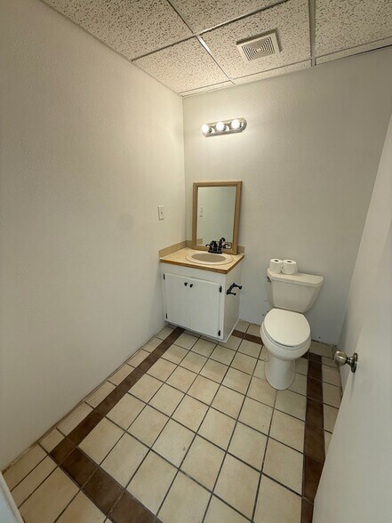 More Photos Of 1011 E 7th St, Odessa Office For Lease