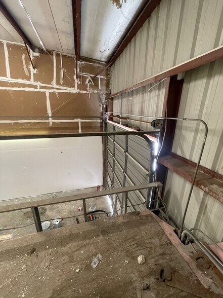 More Photos Of 9161 131st Pl N, Largo Warehouse For Lease