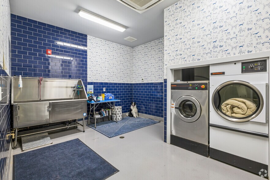 More Photos Of 100 Aqua Way, Newport Apartments For Lease
