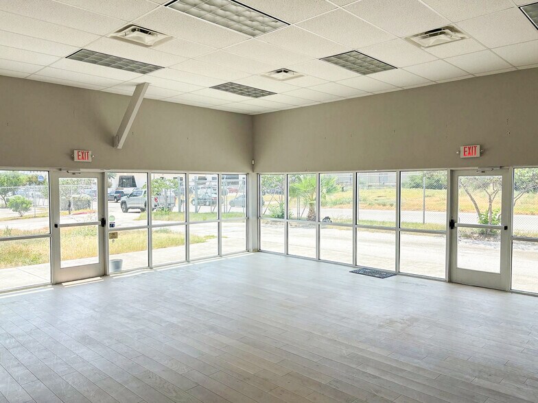 More Photos Of 10930 Gabriels Pl, San Antonio Showroom For Sale