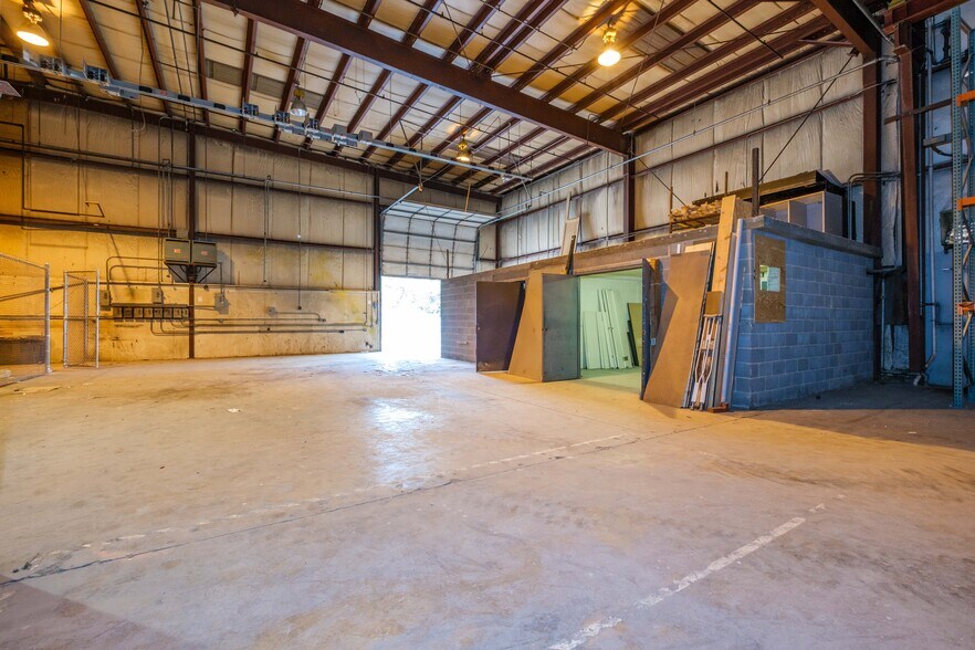 More Photos Of 1680 Country Club Rd, Harrisonburg Flex For Lease