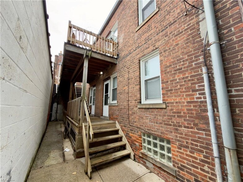More Photos Of 17020 Madison Ave, Lakewood Flex For Sale