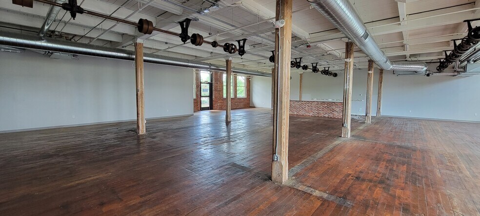 More Photos Of 205 Manufacturers Rd, Chattanooga General Retail For Lease