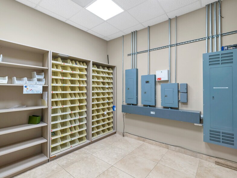 More Photos Of 714 S Peek Rd, Katy Medical For Lease