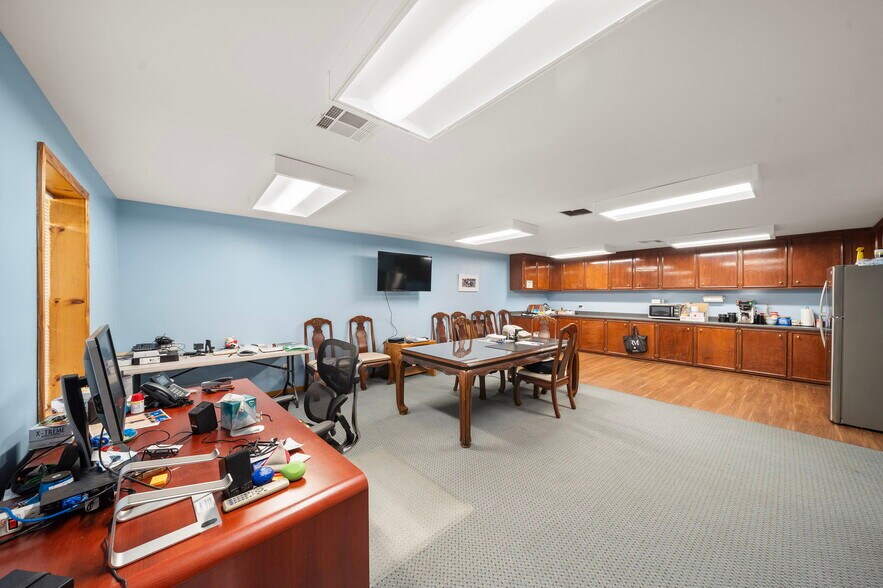 More Photos Of 421 Jones Rd, Highlands Warehouse For Lease