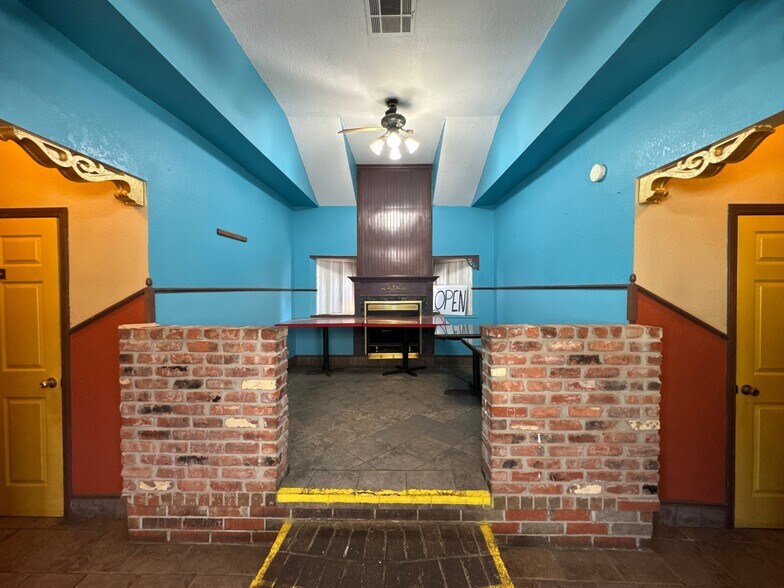 More Photos Of 520 W Broadway, Seminole Flex For Sale