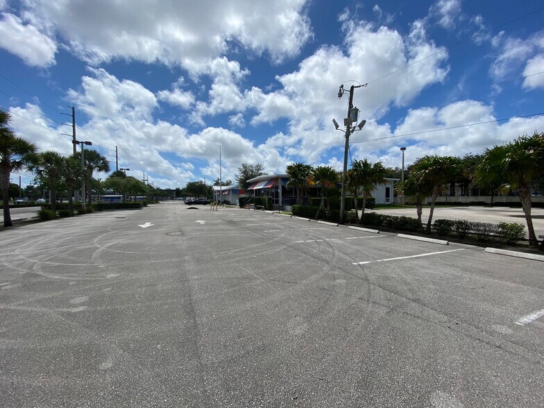 More Photos Of 2980 W Oakland Park Blvd, Oakland Park Showroom For Sale