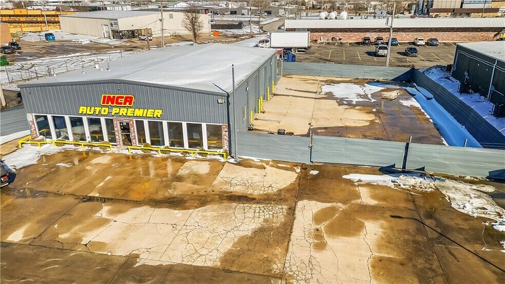 More Photos Of 2105 S Thompson St, Springdale Light Distribution For Sale