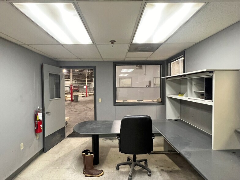 More Photos Of 711 Beaver Rd, Girard Warehouse For Sale
