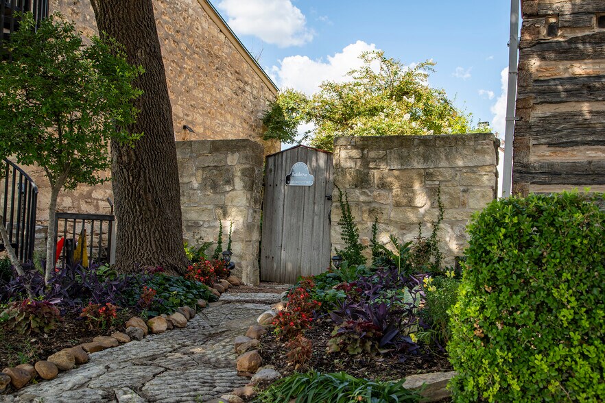 More Photos Of 104 E Austin St, Fredericksburg Storefront Retail Residential For Sale