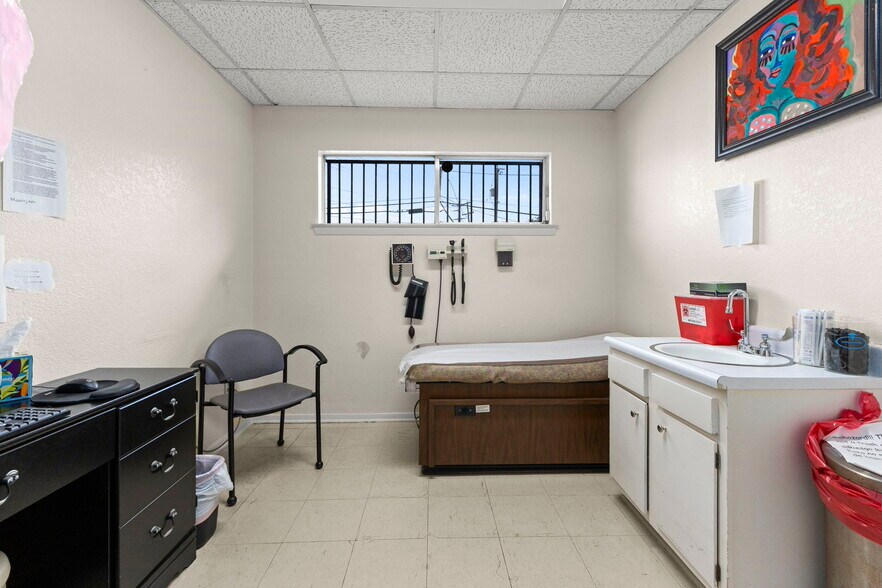 More Photos Of 1445 Somerset Rd, San Antonio Medical For Sale