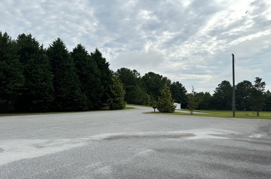 More Photos Of 144 Commerce Pky, Cornelia Flex For Sale