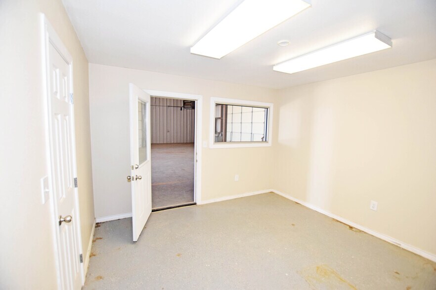 More Photos Of 327 SE Loop 338, Odessa Flex For Lease