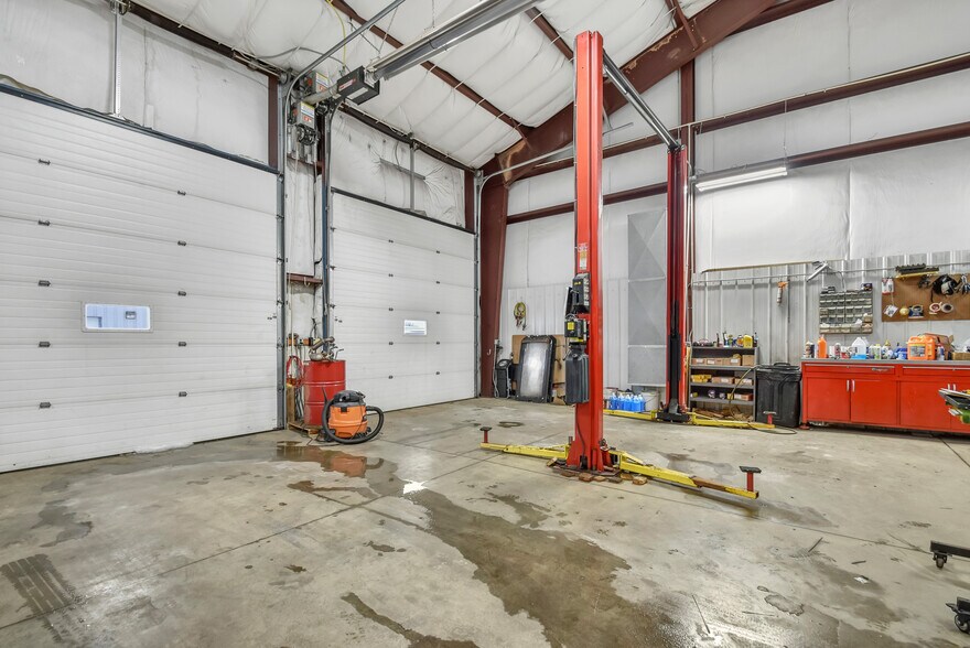 More Photos Of 844 Ontario Rd, Green Bay Showroom For Sale