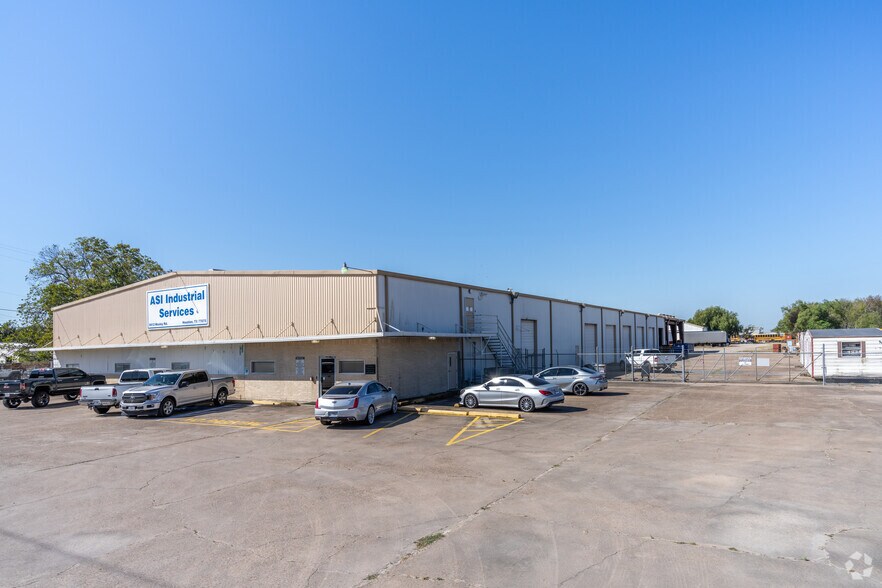 More Photos Of 8412 Mosley Rd, Houston Warehouse For Sale