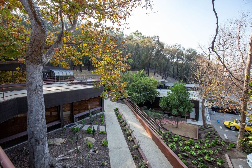 More Photos Of 29350 Pacific Coast Hwy, Malibu Office For Sale