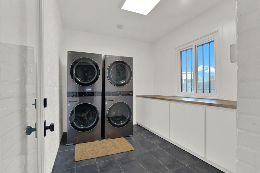 More Photos Of 435 S Boyle Ave, Los Angeles Office Residential For Sale