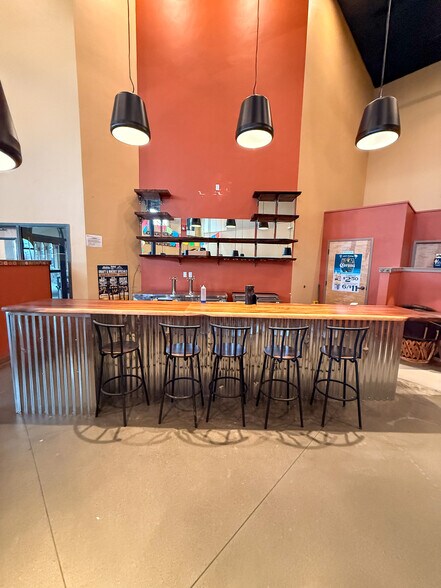 More Photos Of 1521 E Nob Hill Blvd, Yakima General Retail For Lease