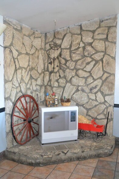 More Photos Of 308 W 12th St, Alturas Hotel For Sale