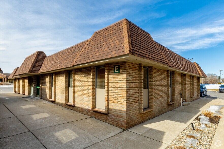 More Photos Of 32910 W 13 Mile Rd, Farmington Hills Medical For Sale