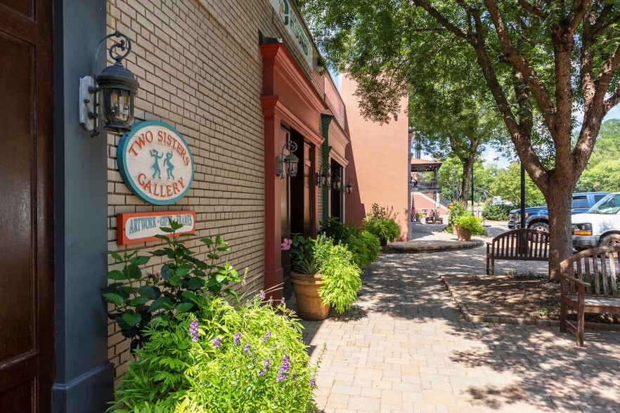 More Photos Of 1358 13th St, Columbus Storefront Retail Office For Lease