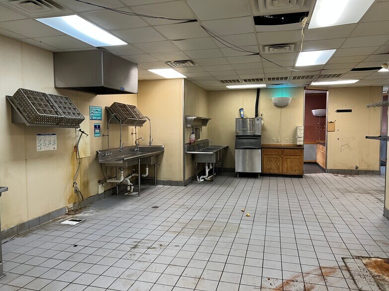 More Photos Of 798 W Us Highway 60, Monett Restaurant For Lease