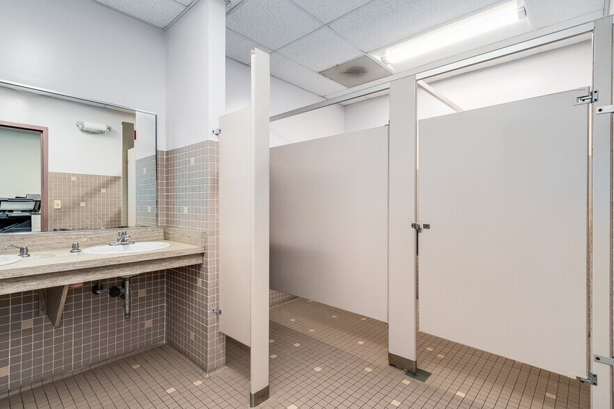 More Photos Of 355 Smoke Tree Plaza Dr, North Aurora Office For Lease