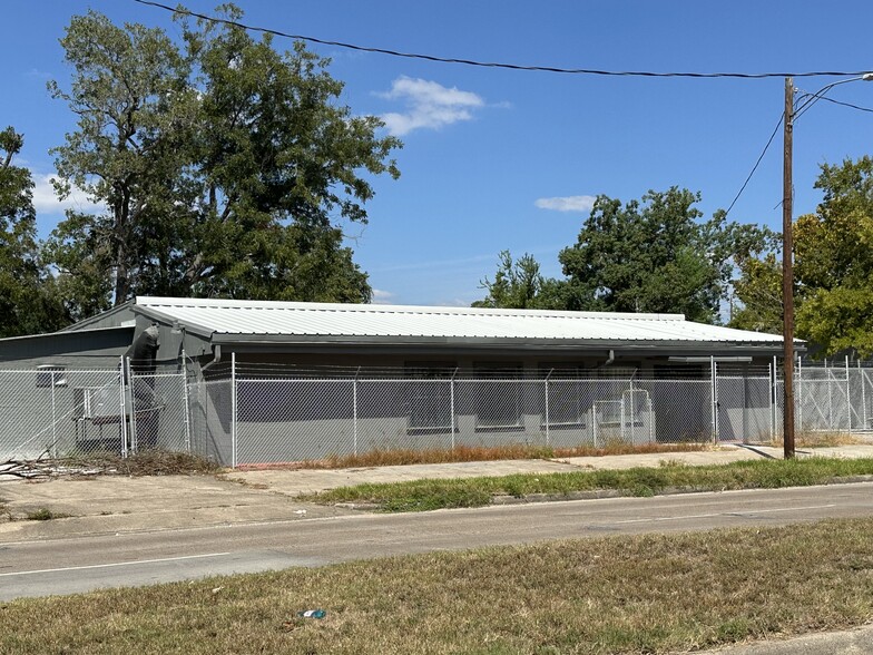 More Photos Of 7001 Weaver Rd, Houston Manufacturing For Lease