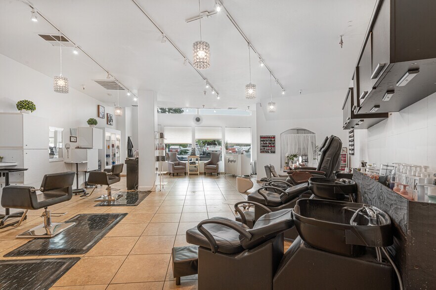 More Photos Of 9071 Windsor Rd, Windsor General Retail For Lease