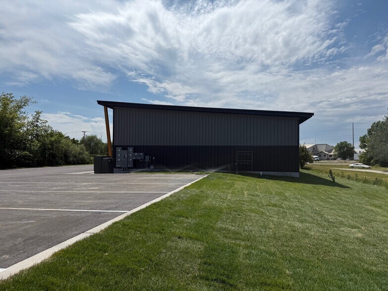 More Photos Of 4962 3300 w, Rexburg Light Distribution For Lease