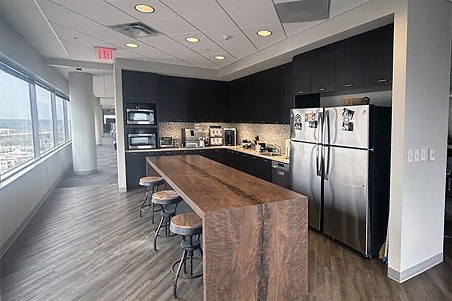 More Photos Of 101 N Tryon St, Charlotte Office For Lease