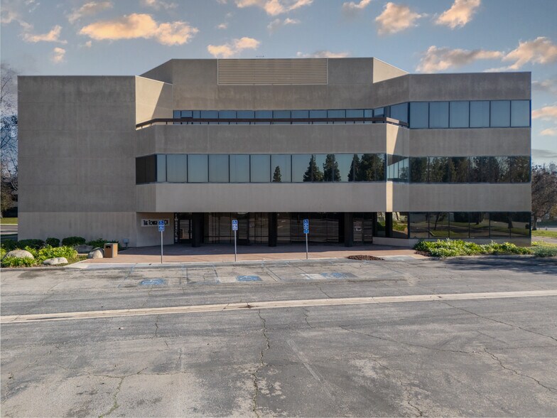 More Photos Of 901 Tower Way, Bakersfield Loft Creative Space For Sale