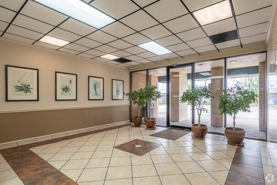 More Photos Of 4615 N I-45, Houston Unknown For Lease