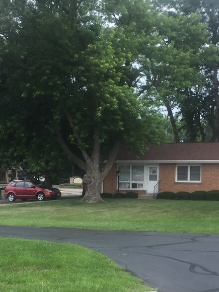 More Photos Of 215 E Division St, Amboy Post Office For Sale
