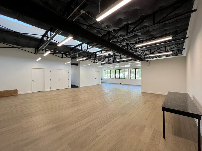 More Photos Of 420 S Bell Ave, Denton Freestanding For Lease