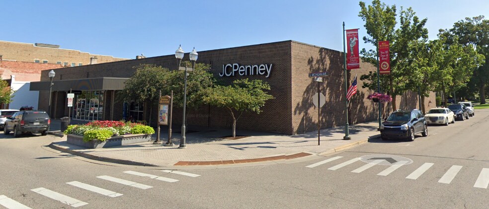 More Photos Of 125 S Michigan Ave, Big Rapids Department Store For Lease