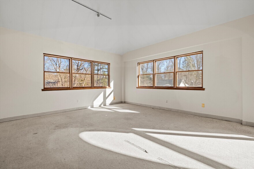 More Photos Of 24 Old Albany Post Rd, Croton-on-Hudson Medical For Lease