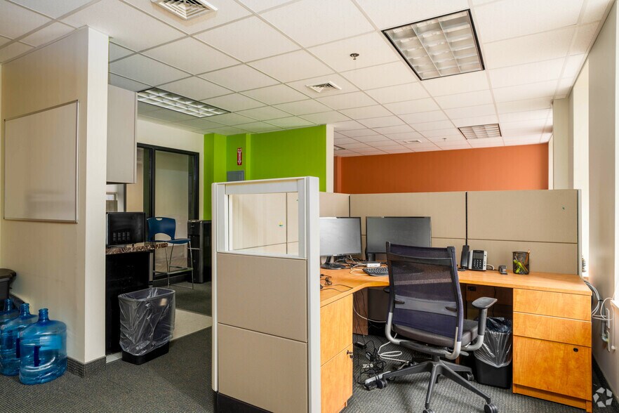 More Photos Of 289-309 Bridge St, Springfield Medical For Lease