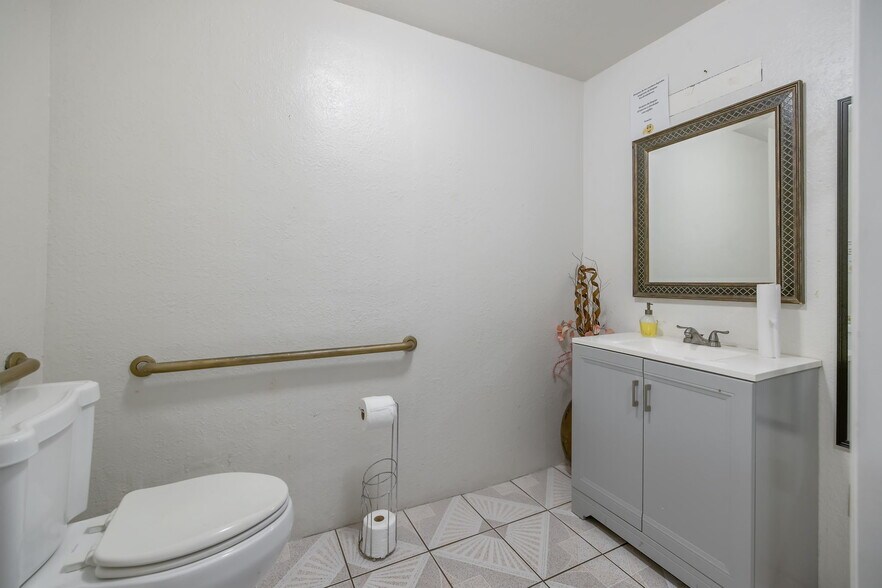 More Photos Of 143 E Tulare Ave, Tulare Storefront For Sale