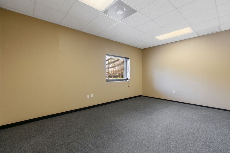 More Photos Of 21755 N I-45 Fwy, Spring Flex For Sale