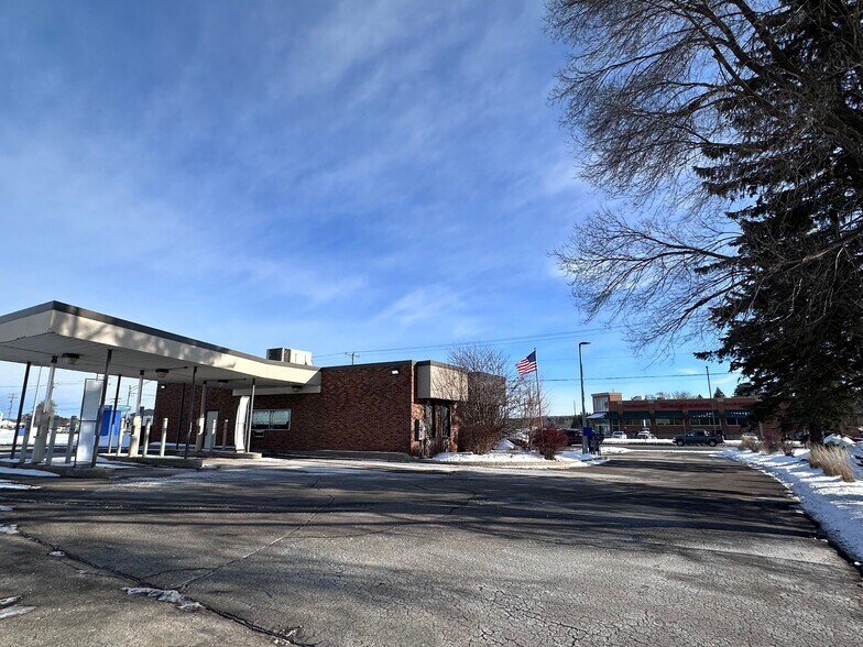 More Photos Of 1219 N Mitchell St, Cadillac Bank For Lease