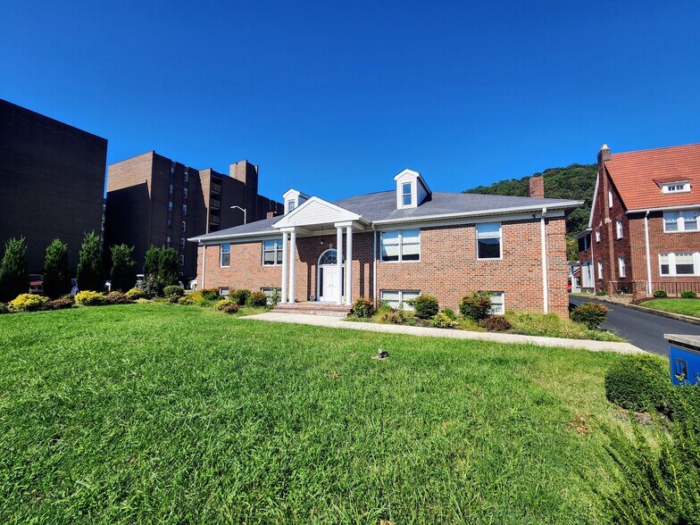 More Photos Of 2110 Kanawha Blvd E, Charleston Office For Lease