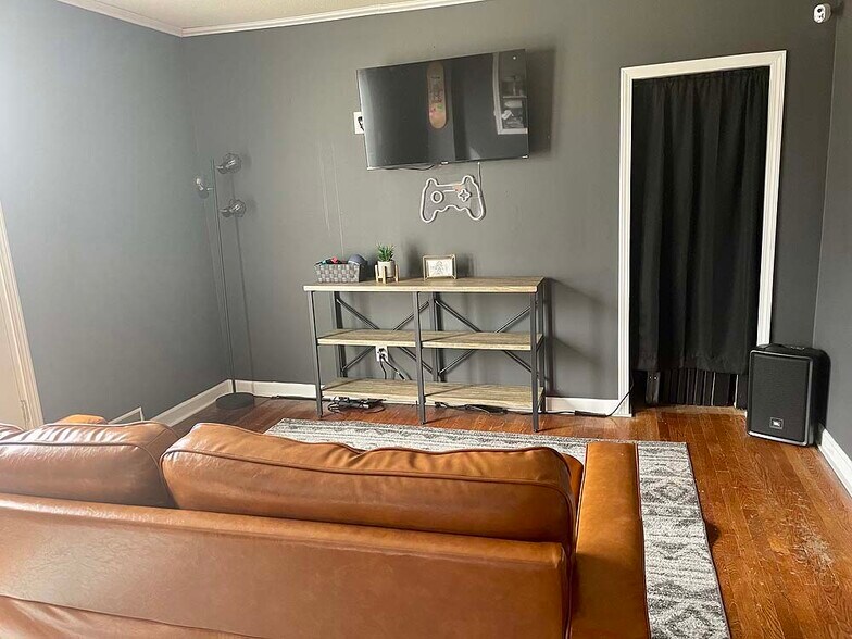 More Photos Of 223 E Market St, Johnson City Religious Facility For Lease