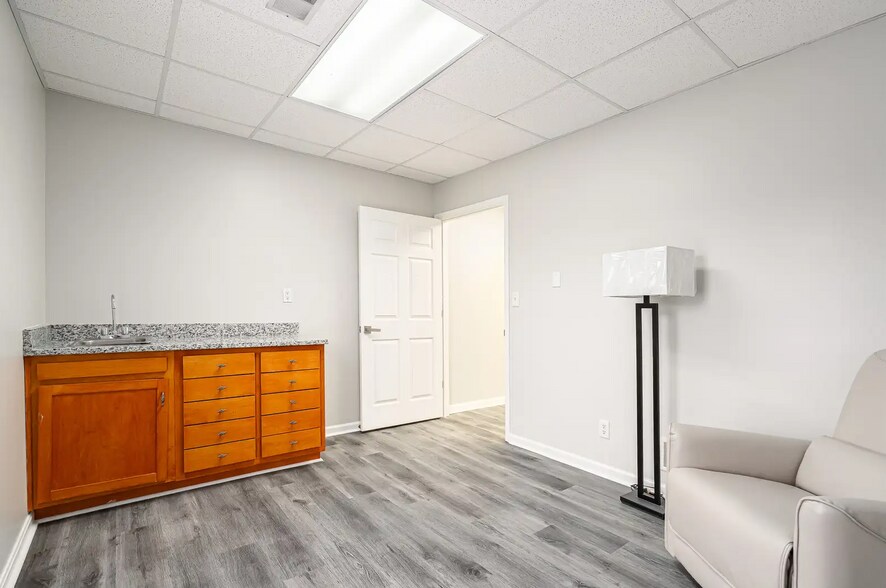 More Photos Of 3103 Breckenridge Ln, Louisville Office For Sale