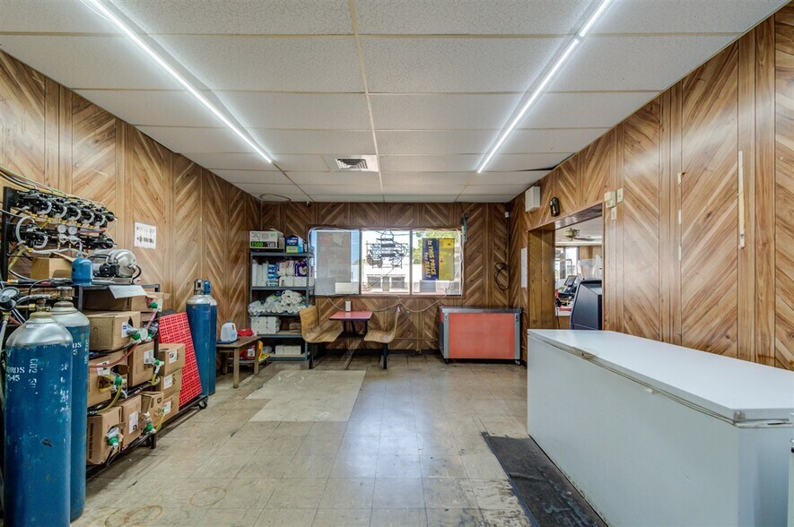 More Photos Of 1705 SW Frank Phillips Blvd, Bartlesville Service Station For Sale
