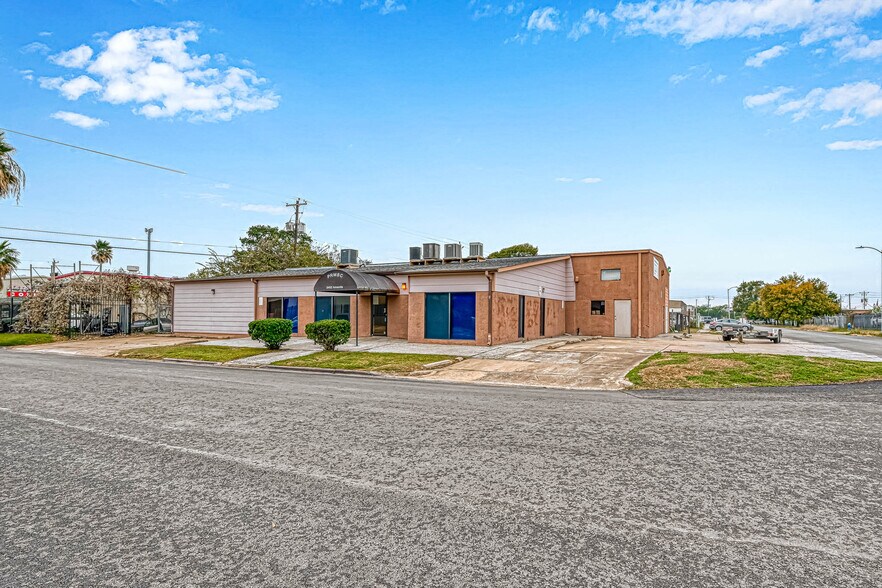 More Photos Of 3402 Amanda Ln, Houston Flex For Sale