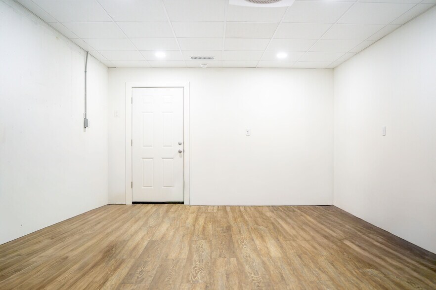 More Photos Of 2563 Main St, Stratford Medical For Lease
