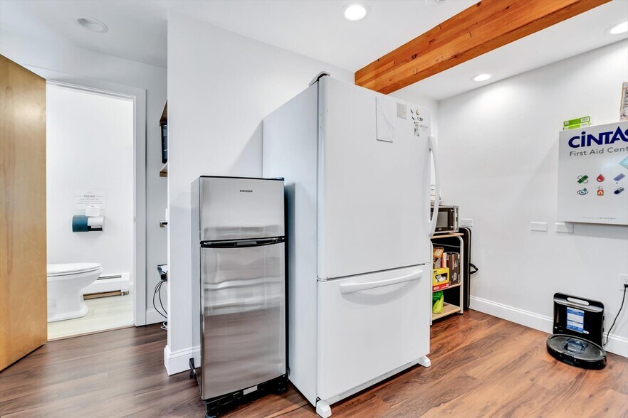 More Photos Of 1049 Main St, West Barnstable Medical For Sale