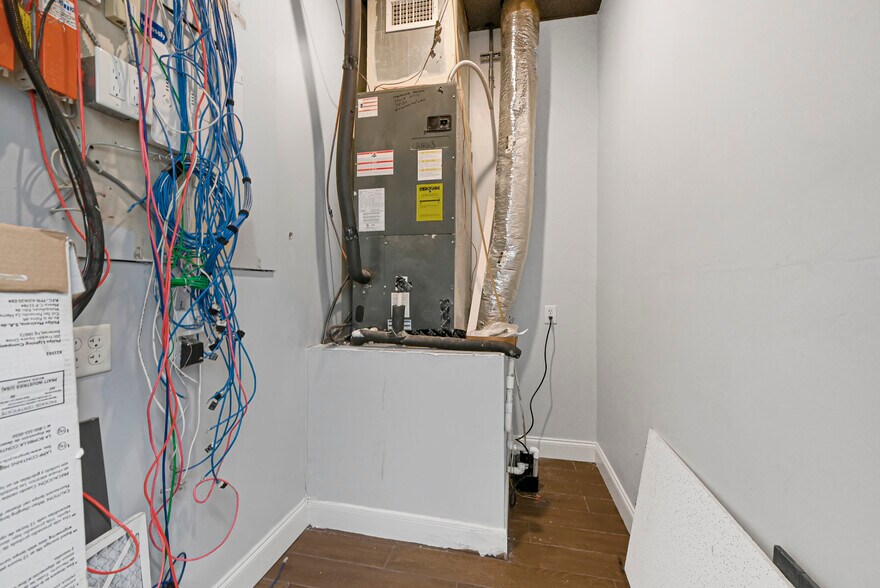 More Photos Of 12649-12655 Memorial Dr, Houston Storefront For Lease